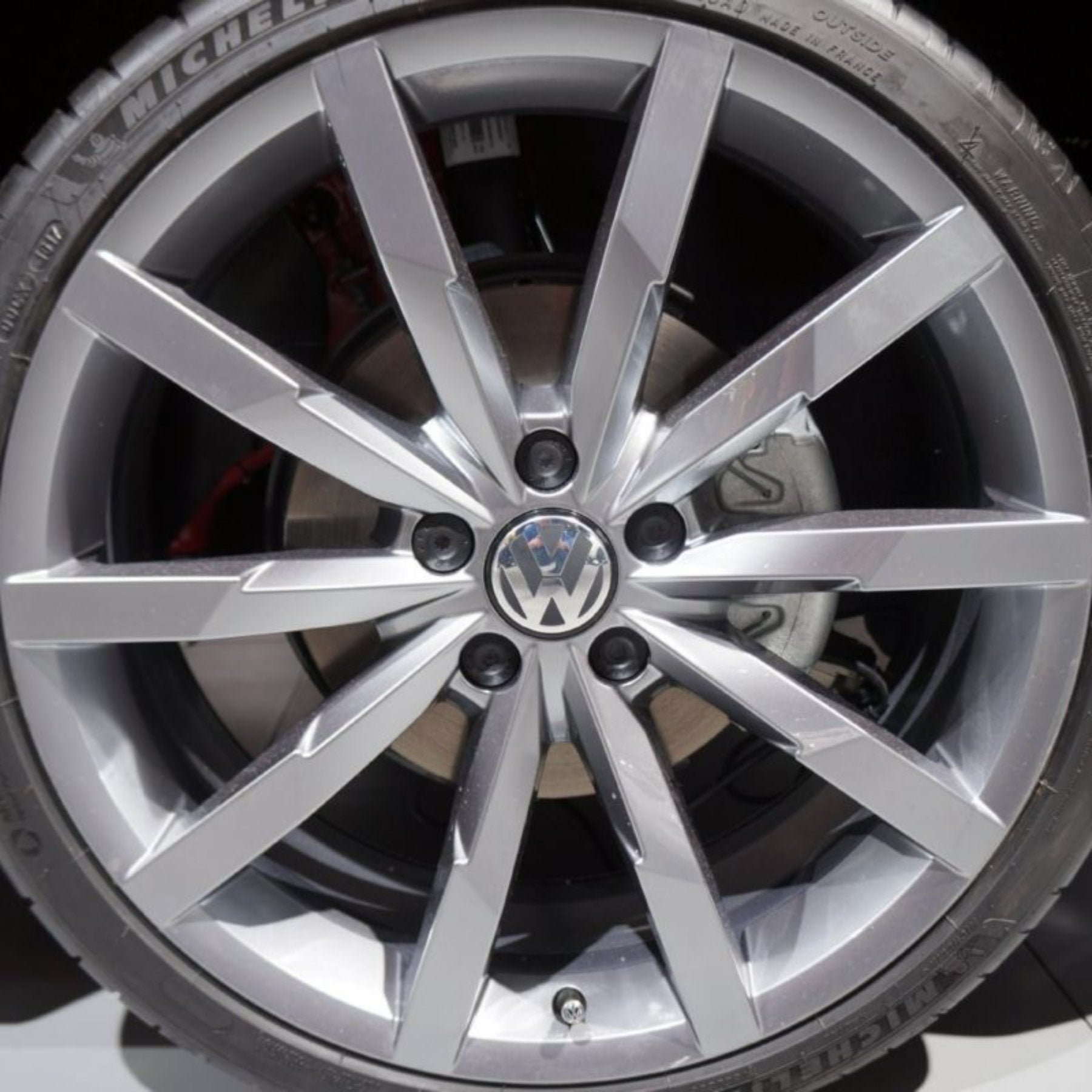 Volkwswagen Wheel with Centre Cap | AutoCap Solutions