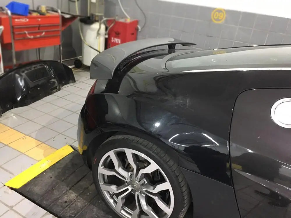Carbon fibre rear wing spoiler for Audi R8 V8 installed