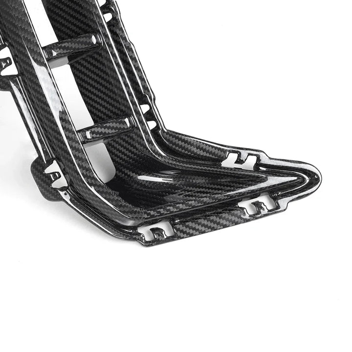 Dry carbon fibre front bumper corner for BMW X5 G05 LCI showing weave