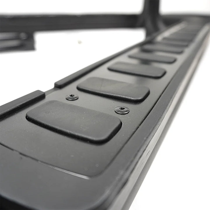 Classic Defender 2-door 110 tubular side step close-up