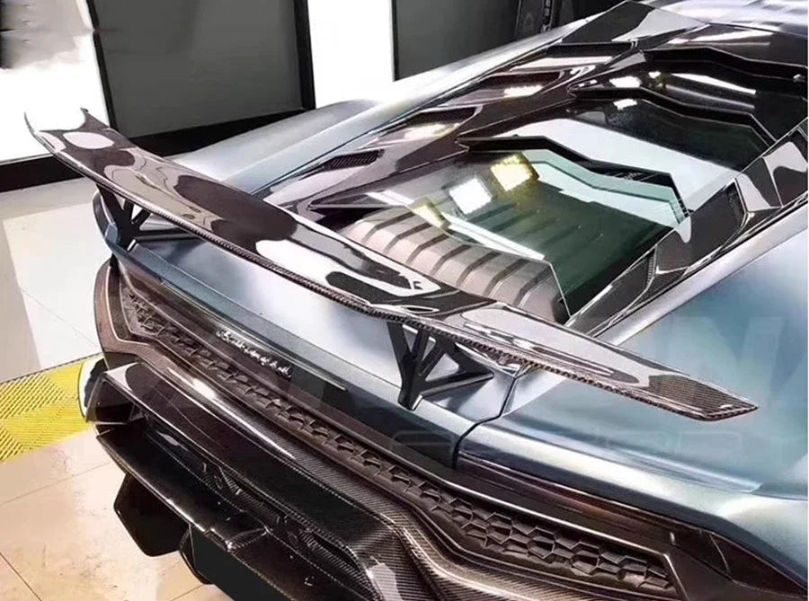 Carbon fibre spoiler wing for Lamborghini Huracán installed