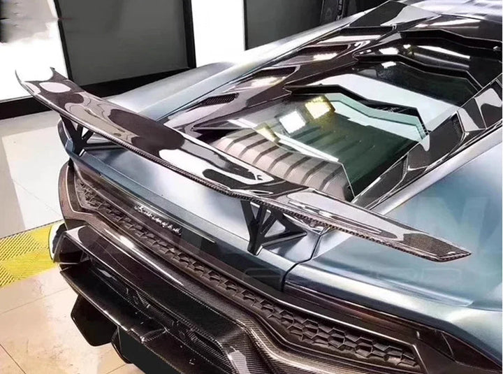 Carbon fibre spoiler wing for Lamborghini Huracán installed