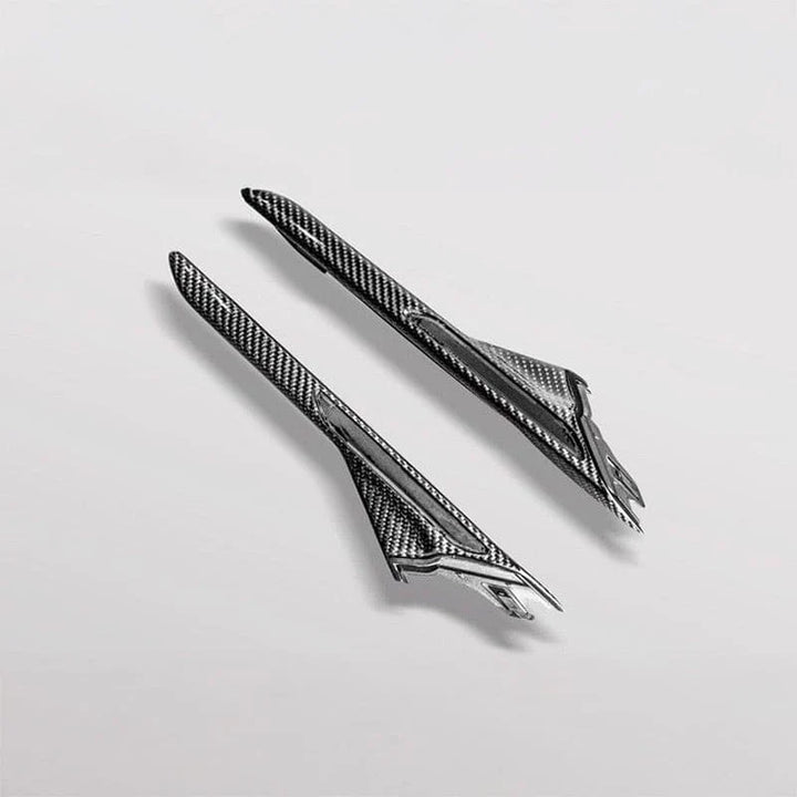 Carbon fibre weave detail of BMW M5 F90 fender trim