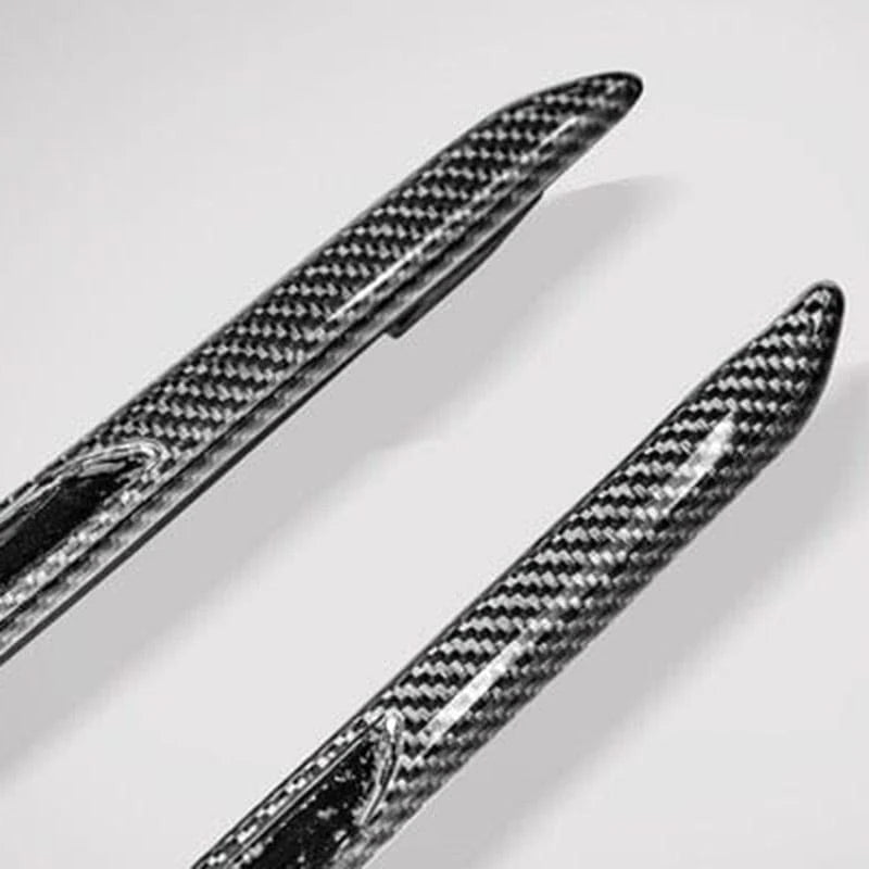 Dry carbon fibre fender trim for BMW M5 F90 LCI, close up