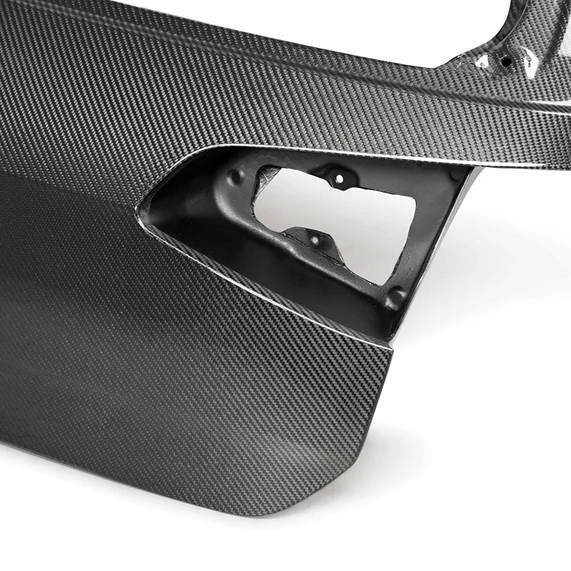 Golf Mk7.5 4-door carbon fibre tailgate detail